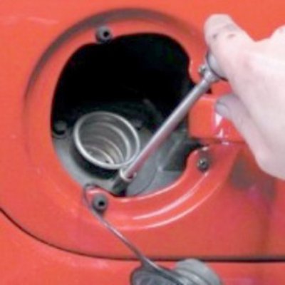Au furat motorina din rezervorul unei maşini